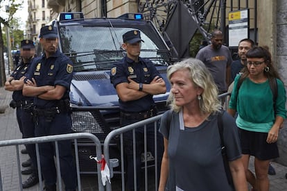 Las concejalas de la CUP, Mar&iacute;a Jose Lechay Maria Rovira, en una protesta en la Delegaci&oacute;n del Gobierno.