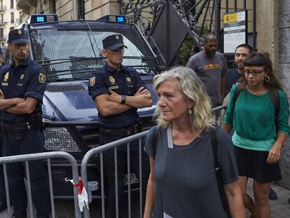 Les regidores de la CUP, María José Lecha i Maria Rovira, en una protesta a la Delegació del Govern espanyol.