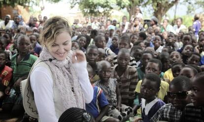 Madonna, con un grupo de niños en Malaui.