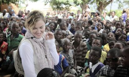 Madonna, con un grupo de ni&ntilde;os en Malaui.