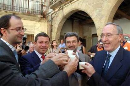 Manuel Pizarro brindaba ayer con el alcalde de Andorra (Teruel), Luis Ángel Romero, y directivos de la empresa.