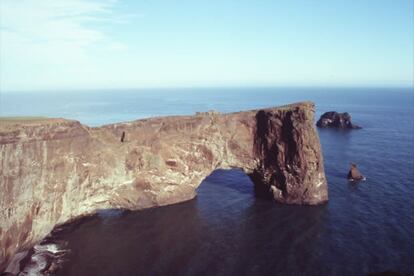 Dyrhòlaey es una pequeña península situada en la zona sur de Islandia. Es conocida por la hermosura de sus playas, formadas por los guijarros que las olas arrastran hasta la costa.