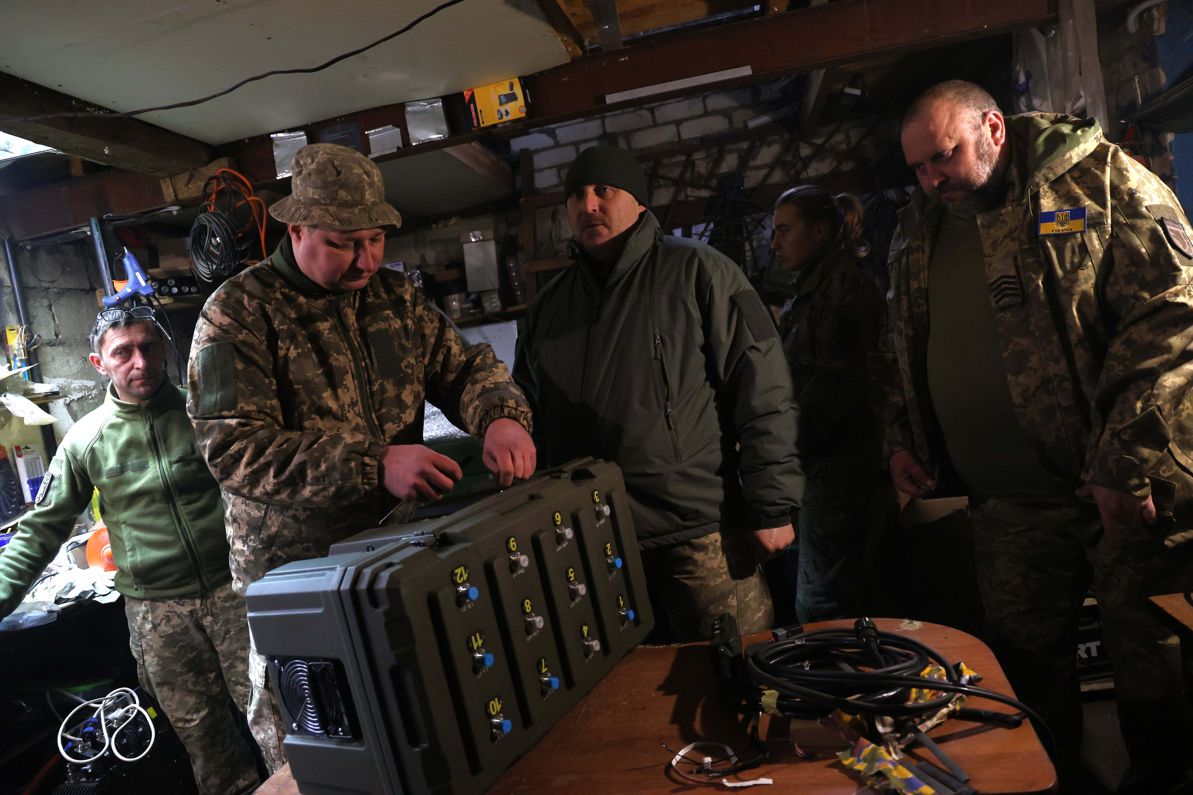 Militares de la Brigada 93 en un taller de la región de Donetsk, este de Ucrania, donde se fabrican sistemas antidrones.