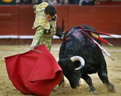 El Juli somete con la derecha al tercer toro de la tarde.