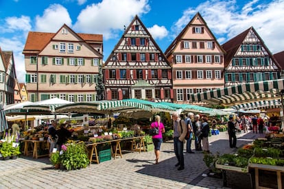 Las callejuelas empedradas y el apretado conjunto de casas de madera y adobe de Tubinga (Tübingen, en alemán), a orillas del río Neckar, <a href="https://elviajero.elpais.com/elviajero/2017/03/23/album/1490269562_175784.html" target="_blank">difícilmente tienen parangón</a> en el resto de la región de Suabia, en el Estado de Baviera (en el sureste del país). Aquí los más de 22.000 estudiantes que acuden a su universidad debaten en tabernas, las familias pasean por las tiendas y los turistas toman capuchinos. Este ambiente tan animado culmina en la Marktplatz, con un ayuntamiento que parece sacado de una postal, y cuyo reloj astronómico lleva indicando desde 1511 los eclipses solares y lunares que están por llegar. Una pista gastronómica: en el restaurante del sótano del ayuntamiento sirven los mejores 'spätzle' al queso, una pasta típica de la zona que se toma como plato único o como acompañamiento de carnes.