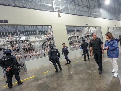 El ministro de Seguridad salvadoreño, Gustavo Villatoro, y Patricia Bullrich, a la derecha, recorren el Centro de Confinamiento del Terrorismo (CECOT).