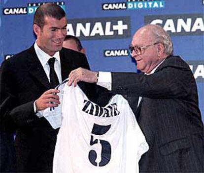<font size="2"><b>El Madrid inicia la 'era Zidane'</font></b><br>En la foto, Di Stéfano entrega al jugador francés su camiseta (RICARDO GUTIÉRREZ)<p><B>. Encuesta: <A href="http://www.elpais.es/encuestas/encuestas.html?s_file=elpdia">¿Cree que el Real Madrid rentabilizará el fichaje de Zidane?</a>