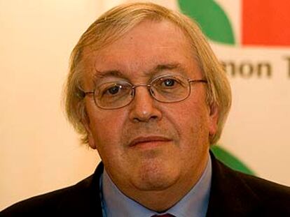 El historiador Paul Preston, tras recibir el Premio Ramón Trias Fargas en 2006.