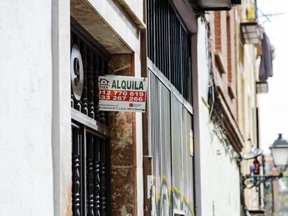 Anuncio de alquiler de una vivienda en Madrid, el viernes.