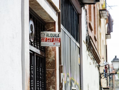 Un cartel de 'Alquila' de una inmobiliaria, en un portal del distrito de Embajadores, en Madrid.