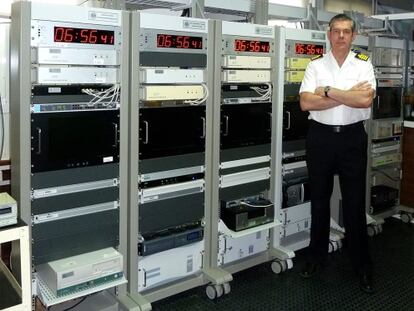 El capit&aacute;n de nav&iacute;o Francisco Javier Galindo, en su laboratorio.