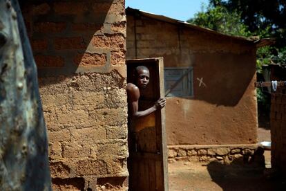 Un hombre cristiano se refugia en su casa en Bangui, República Centroafricana.