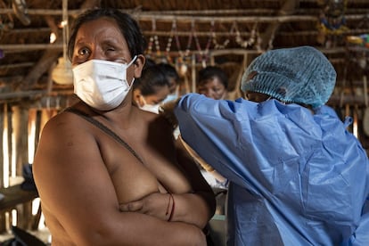 Si bien algunos pueblos indígenas han aceptado la vacunación, todos siguen confiando fuertemente en su sabiduría tradicional, que el Estado no termina de reconocer.