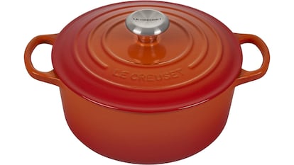 Esta cocotte roja de Le Creuset está fabricada en hierro fundido y tiene una capacidad de 4,2 litros.