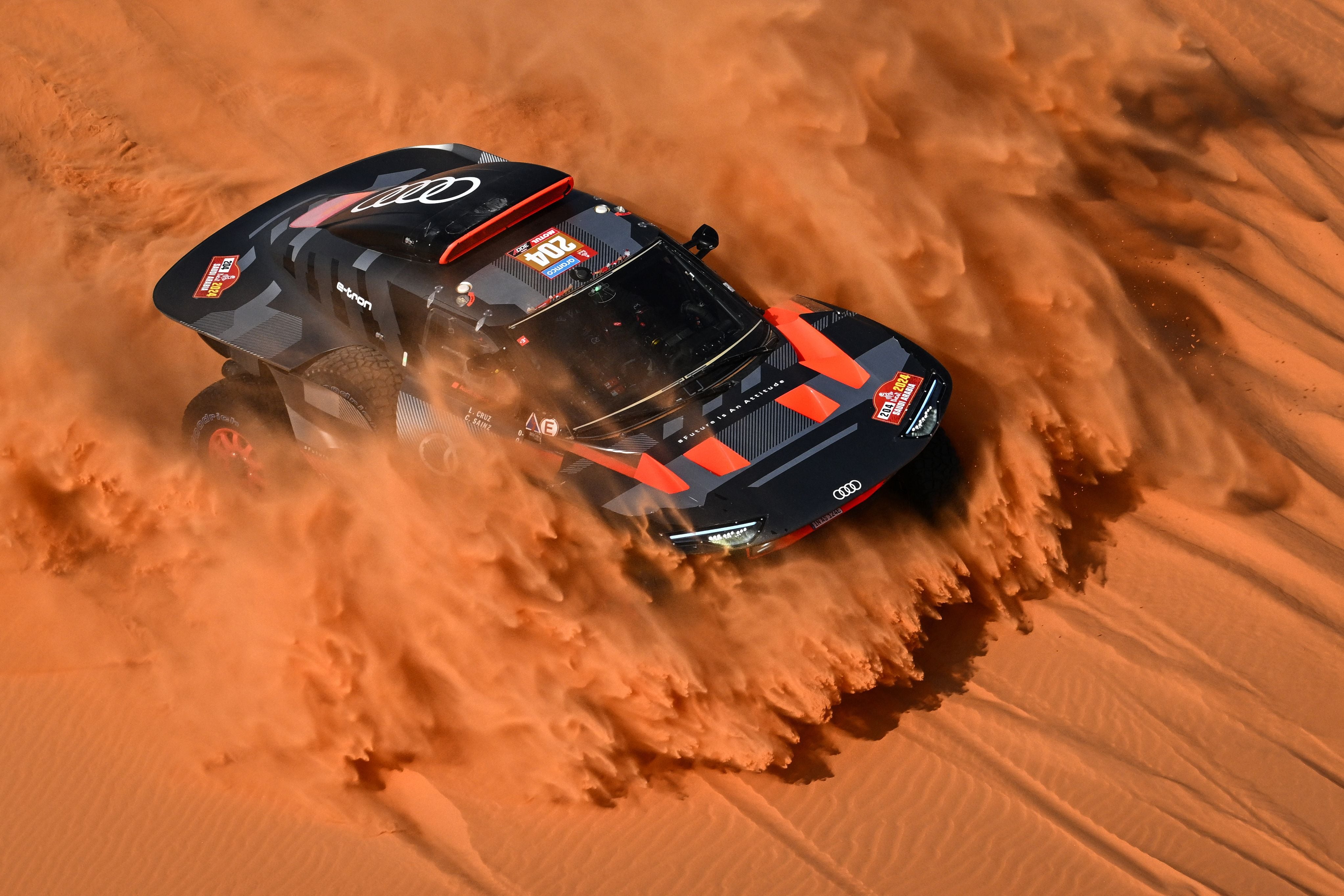 El Rally Dakar se entrega a las dunas y desdobla sus rutas en Arabia Saudí