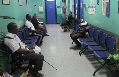 Varios inmigrantes speran a ser atendidos en el centro de salud de La Merced, en Bilbao.