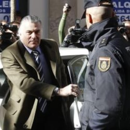 El exsenador y extesorero del PP Luis Bárcenas, a su llegada a la sede de la Fiscalía Anticorrupción para declarar sobre la supuesta contabilidad B del Partido Popular