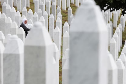 Una mujer bosnia junto a la lápida de un familiar, antes del funeral multitudinario con motivo del 30 aniversario del genocidio de Srebrenica, en el Centro Conmemorativo de Srebrenica-Potocari, Bosnia y Herzegovina.