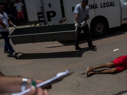 Peritos chegam para recolher o corpo de Lúcio, morto às 8h de um sábado em Natal.