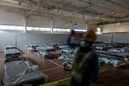 Trabajadores adecúan un hospital de emergencia en Monterrey, México.