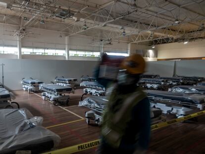 Trabajadores adecúan un hospital de emergencia en Monterrey, México.