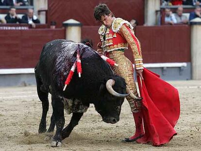 Eduardo Gallo, en su segundo toro de su lote en la corrida de ayer.