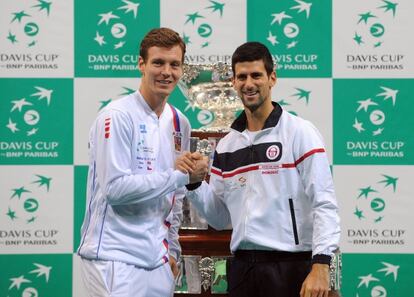 Tomas Berdych y Novak Djokovic posan antes de la final.