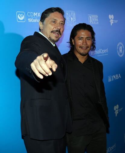 Los actores Carlos Bardem y Harold Torres, en la alfombra roja de la gala de la edición número 57 de los premios Ariel.