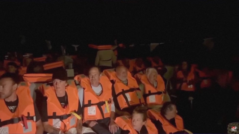 Abordaje del barco 'Conscience' de la Flotilla de la Libertad, en una captura de un vídeo difundido por la organización, este miércoles. 
