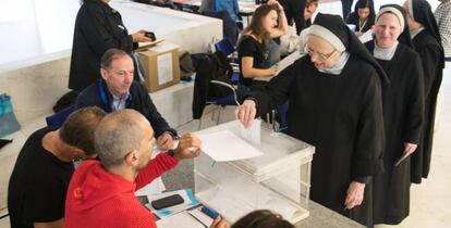 Tres monjas se disponen a votar en Santiago de Compostela.