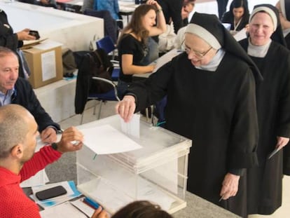 Tres monjas se disponen a votar en Santiago de Compostela.