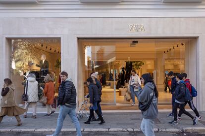 Exterior de la tienda de Zara en la Plaza del Duque de Sevilla, abierta en noviembre.