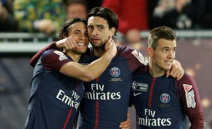 Cavani celebra el tercer gol con Pastore y Lo Celso.