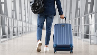 Artículo de EL PAÍS Escaparate donde se describen maletas de cabina y mochilas de viaje para viajar en avión sin problemas.