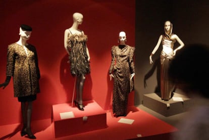 Cinco modelos de la sala que recrea los viajes imaginarios de Yves Saint Laurent.