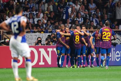 Los jugadores del Barcelona celebran el primer gol de Messi.