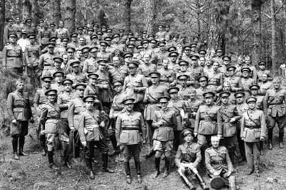 Santa Cruz de Tenerife, 17 de junio de 1936. Francisco Franco con oficiales y jefes de las guarniciones de Canarias, en un almuerzo celebrado en el Monte de la Esperanza, tras unas maniobras.