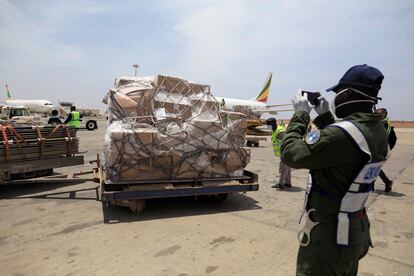 Un gendarme fotografía un cargamento de material sanitario enviado por la Fundación Jack Ma, el 28 de marzo en el aeropuerto de Thies, en Senegal.