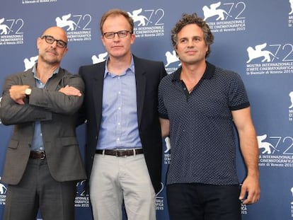 Stanley Tucci, Thomas McCarthy e Mark Ruffalo, da esquerda para a direita, posam para os fotógrafos em Veneza na tarde desta quinta-feira.