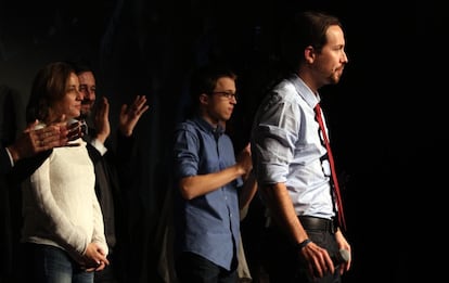 El lider de Podemos, Pablo Iglesias (1d), acompañado por los candidatos, Tania Sánchez e Iñigo Errejón, durante el acto electoral que la formación ha celebrado esta tarde en el Círculo de Bellas Artes de Madrid.