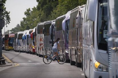 Concentración y caravana de autobuses pertenecientes a empresas de transporte discrecional y turístico, este miércoles en Sevilla.