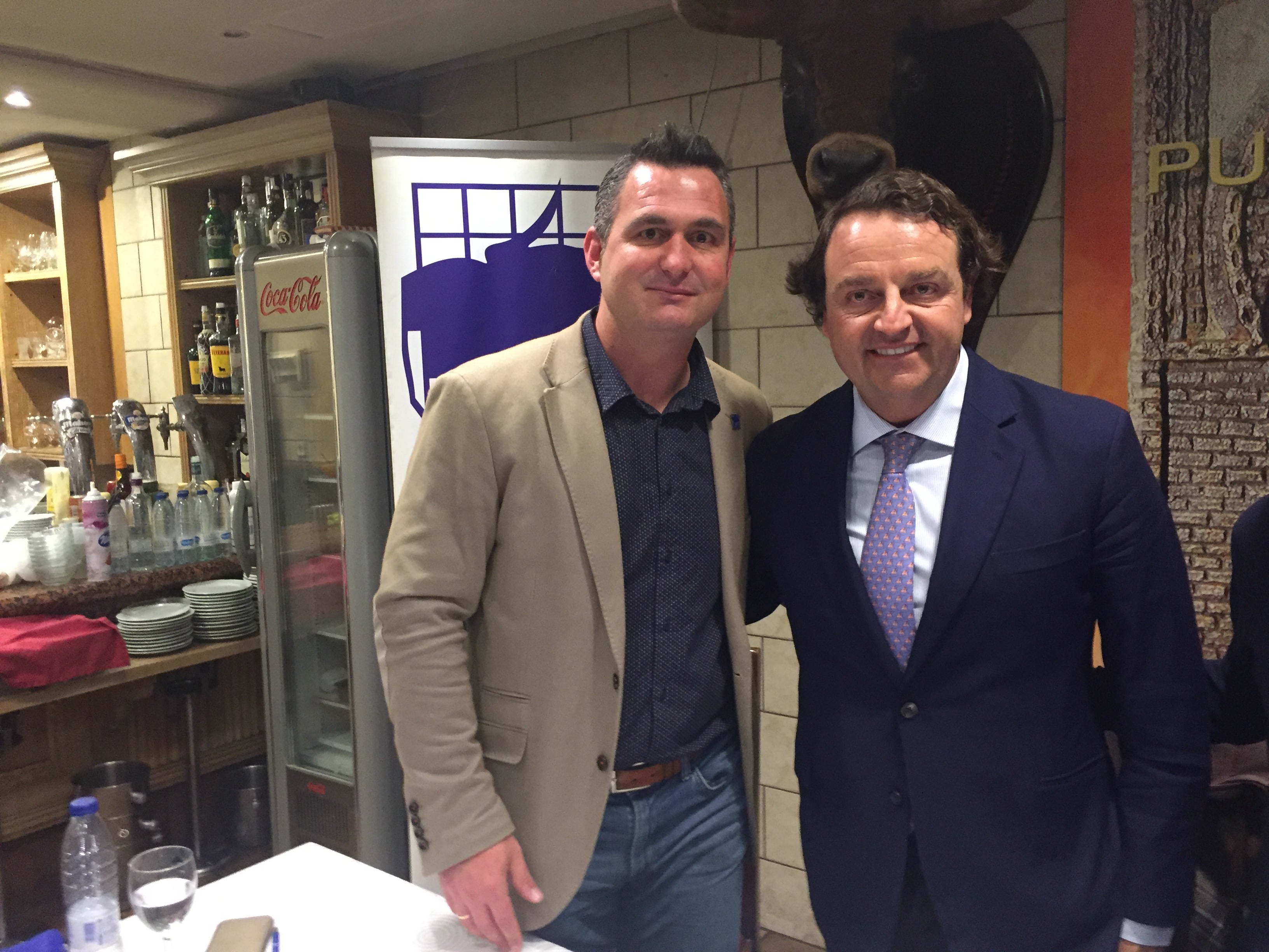 Roberto García Yuste, a la izquierda, junto a Rafael García Garrido, empresario de Las Ventas, en una de las visitas de este a la Asociación El Toro de Madrid.