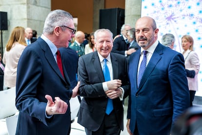 Desde la izquierda, Alberto Ruiz Gallardón, exalcalde de Madrid y ministro; José Álvarez del Manzano, exalcalde de Madrid, y  Pedro Rollán, presidente del Senado.