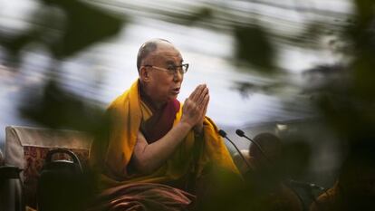El líder espiritual tibetano, el Dalai Lama, en una oración.