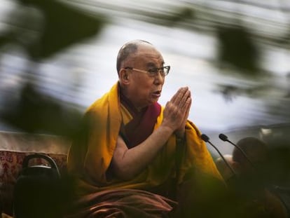 El l&iacute;der espiritual tibetano, el Dalai Lama, en una oraci&oacute;n.