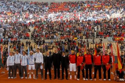 España y Argentina forman antes del inicio de la final de la Davis.