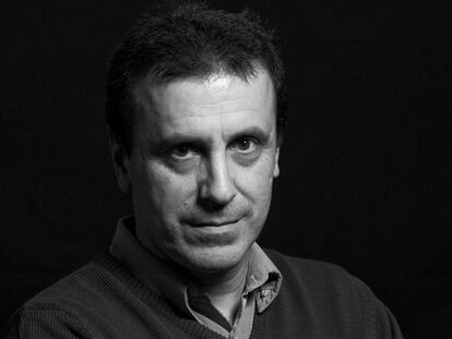 Iñaki García Arrizabalaga con una foto de su padre, Juan Manuel García Cordero.