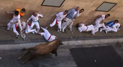 El primer encierro de los Sanfermines, protagonizada por los Jandilla, termina con tres heridos por asta de toro.