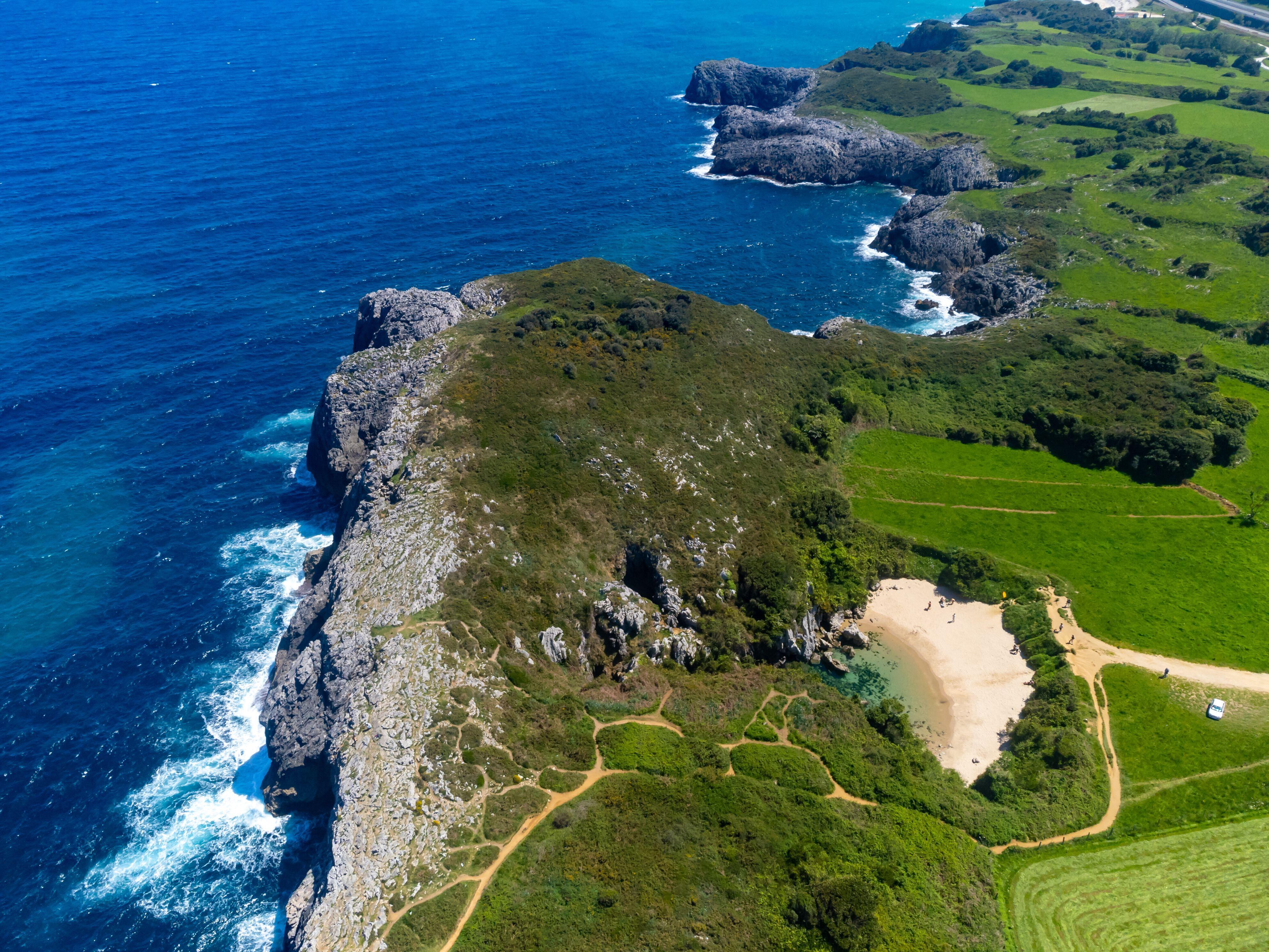 Vista aérea de la diminuta playa de Gulpiyuri, cerca de Llanes (Asturias). 