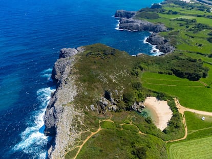 Vista aérea de la diminuta playa de Gulpiyuri, cerca de Llanes (Asturias). 